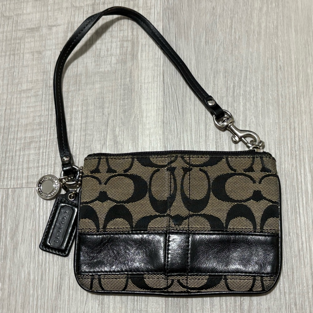🔥Coach Black and Tan Signature Mini Wristlet